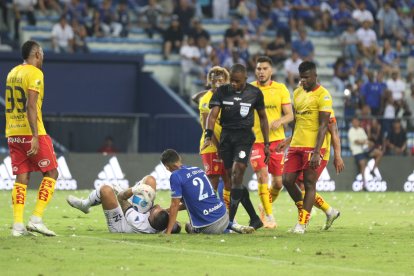 Hernán Galíndez fue un verdadero cerrojo en el arco del Papá Aucas. Aquí en una jugada donde ls cortó la llegada a Cevallos.