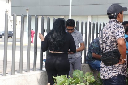 Familiares del agente de la ATD, Manuel Sandoval, arribaron a la morgue para retirar su cadáver.