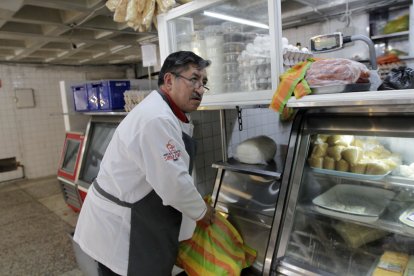 La masa de morocho la prepara con sus propias manos.