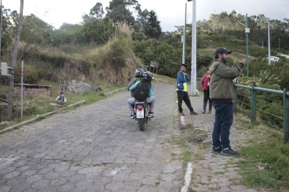 Los lugareños temen quedar sin su única vía de acceso, que los conecta con el resto de la ciudad.