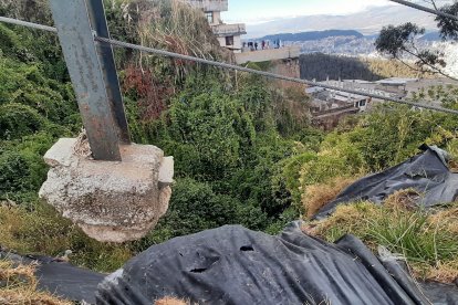 Algunas barandas quedaron en el aire después de algunos deslizamientos.