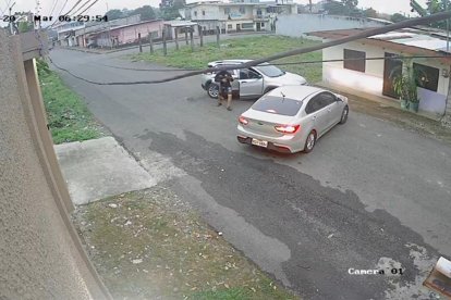 El automotor en el cual iban a trasladar a la niña al plantel fue abordado por un sujeto armado.