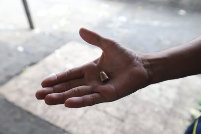 Uno de los casquillos disparados fue hallado ayer cerca de la vereda.