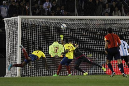 El defensor Frickson Erazo marcó de palomita en el triunfo 2-0 ante Argentina.