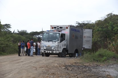 El cuerpo fue subido al carro de Medicina Legal y llevado a la morgue.