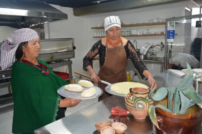 Francisca y Verónica preparan los panes y las pizzas, cuya base es el líquido que sacan del agave.