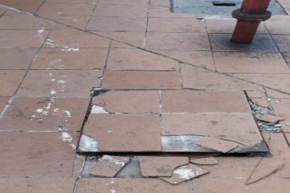 Imágenes de la ATM donde se evidencian cajas de tapas de registro dañadas.