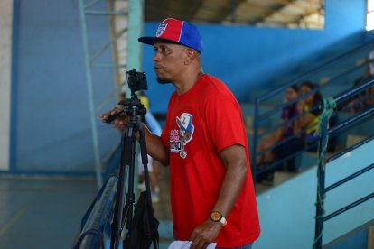 Lenín Muñoz transmitió la final del fútbol sala en la página Fútbol Barrial 40.