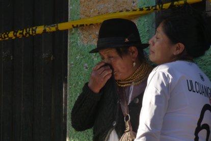 Parientes de la víctima llegaron al lugar de los hechos, en Cayambe.