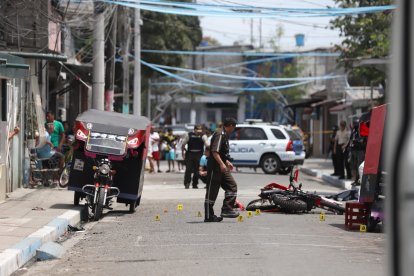 La moto que llegó a arreglar uno de los ciudadanos asesinados.