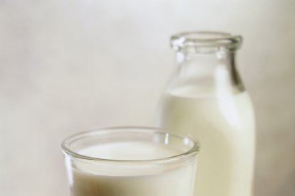 La leche es fuente de calcio.