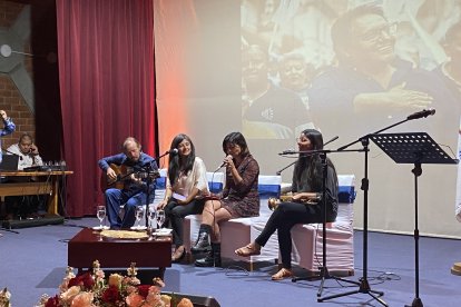 Las hijas de Fernando Villavicencio, Tamia y Amanda, y la madre de ellas, Patricia Sandoval, interpretaron tres canciones.
