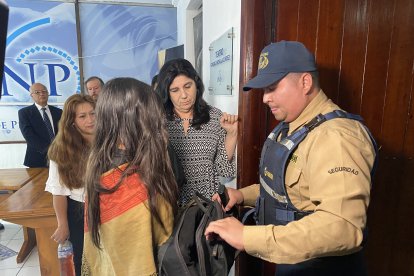 Para ingresar al auditorio donde se realizó el evento, todos fueron revisados en los diferentes filtros que se montaron.