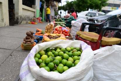 Mercado. En el exterior del mercado ubicado por la calle Pedro Pablo Gómez dan 12 limones por 1 dólar.