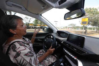 La afectada asegura que sus hijos le activaron un bloqueo de velocidad que no le permite ir a más de 89 kilómetros por hora.