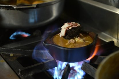 La cazuela con encebollado es llevada directamente al fuego.