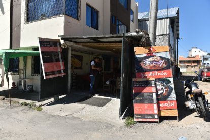 El sitio tiene una decoración muy costera, con paja, madera y caña guadúa.