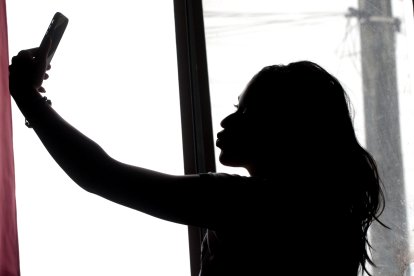 Quienes están detrás de estos delitos, con engaños buscan que los menores les manden fotos y videos, para luego extorsionarlos o vender este material.