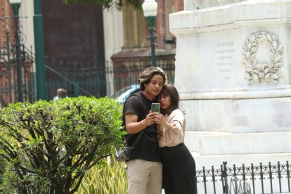 ¡Selfie con historia! Una parejita se toma una foto para eternizar el momento, con la Catedral de Guayaquil de fondo, amor bajo sol y con historia. El joven caballero, bien decidido, le lleva hasta la cartera a la chica.
