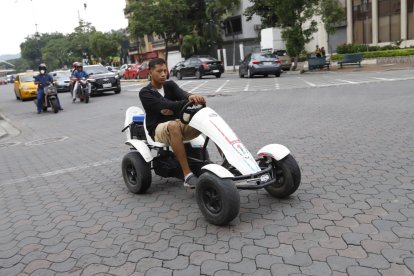 ¡Vacila tu troncomóvil! En plena avenida 9 de Octubre, este joven ‘saca pica’ con un curioso carrito que parece de juguete. El único problema es que no tiene espacio para la ‘pelada’, pues el vehículo tiene un solo asiento y el motor atrás.
