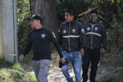 Los investigadores recorrieron varios lugares para encontrar el punto exacto donde el sospechoso enterró los restos.