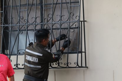 Como consecuencia de la balacera, la ventana de la casa quedó con varios orificios.