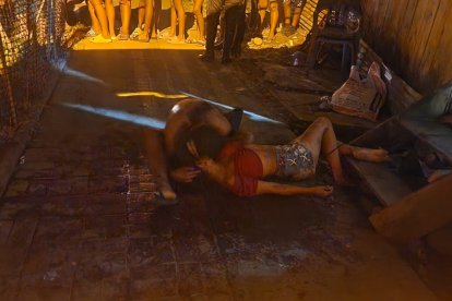 Uno de los parientes de la víctima se aferra a su cuerpo inerte, luego de llegar hasta el sitio de lo ocurrido.