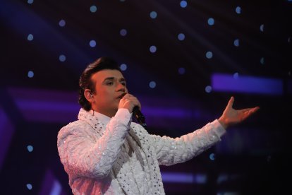 Leonardo Escalante intérprete de Juan Gabriel e alzó con el primer lugar en el programa Yo me llamo.