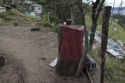 Los lugareños tienen que desviar su camino porque no pueden pasar a causa de un predio privado.