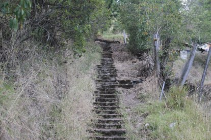 Esta pronunciada escalinata deben tomar los lugareños para llegar a sus hogares.