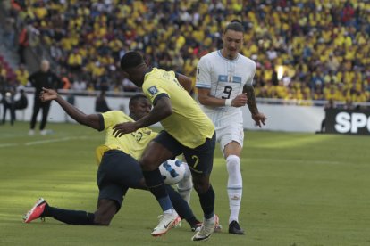 El partido se disputa intensamente en el medio campo.