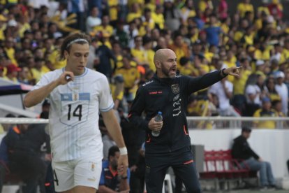 Félix Sánchez, técnico de Ecuador, da indicaciones