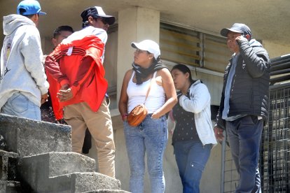 Los parientes de la víctima fueron a la morgue para hacer los trámites y retirar a su ser querido.