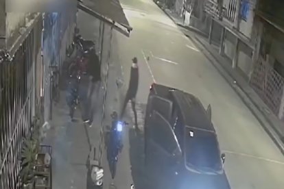 El ataque quedó grabado en el sistema de vigilancia del inmueble.