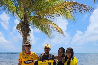 Los Muñoz - Narvaez, apoyando desde Cancún, México a Ecuador.