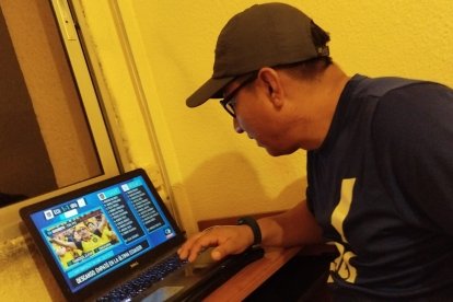 Jimmy Floreno en Madrid con su tablet apoyando a su Ecuador del alma.