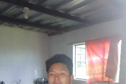 Aquí está el detenido parado junto al coche de bebé en el que estaba el cadáver de Karen.