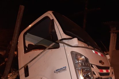 La cabina del camión robado, separa del resto del vehículo, luego de ser despiezado.