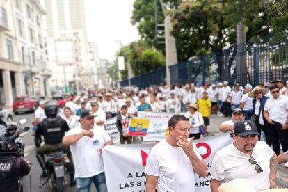 Los pescadores se tomaron la avenida Simón Bolívar, en pleno Malecón.