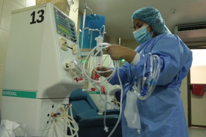 El personal médico mantiene la atención pese a que le deben cuatro meses de salarios.