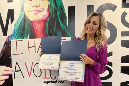 La periodista junto a sus dos reconocimientos.