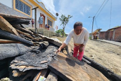 Maderas quemadas han quedado de lo que fue la casita de Cleotilde Jama.