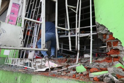 La puerta del negocio quedó destruida. Se perdió casi toda la mercadería.