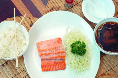 Al comer sardinas, salmón se puede tener unidades de vitamina D.