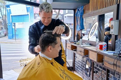 Pablo Santillo se ha especializado en distintos cortes de cabello y estilos urbanos.