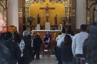 Antes del traslado al cementerio se hizo una misa en honor al taxista fallecido.