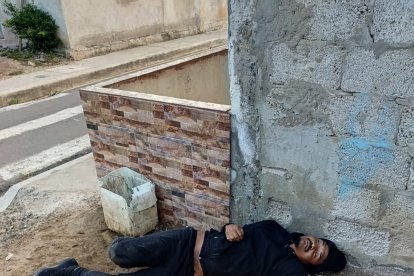 Este hombre corrió luego de la balacera, pero cayó muerto a cuatro cuadras.