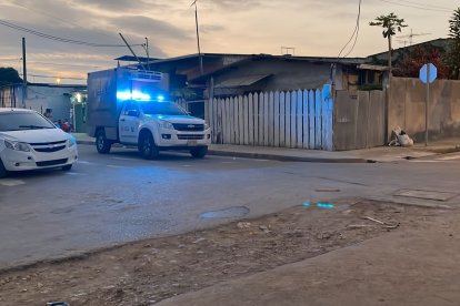 Los cuerpos fueron retirados por Medicina Legal para llevarlos hasta el centro forense.