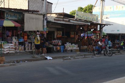 Ciudadanos denuncian que cerca del mercado revisan a las personas para ver si tienen tatuajes de bandas.