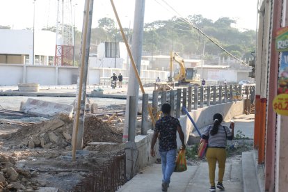 Conductores que circulan por el puente no terminado en La Ladrillera revelan que esto propicia que hampones los ‘pelen’ en la zona.